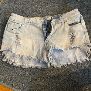 Low rise frayed shorts